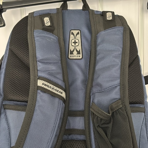 SwissGear The Travel Tech Elite USB ScanSmart Laptop Backpack - Picture 8 of 16